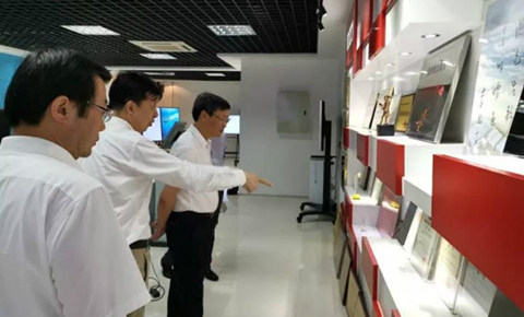 南通開發(fā)區(qū)管委會(huì)主任沈紅星一行蒞臨蘇大維格集團(tuán)考察指導(dǎo)